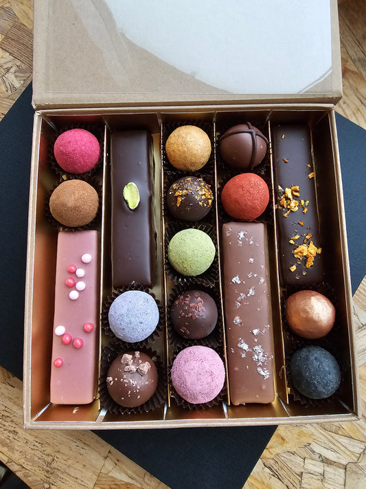 Chokoladeæske m/4 stænger og 12 stykker 350g