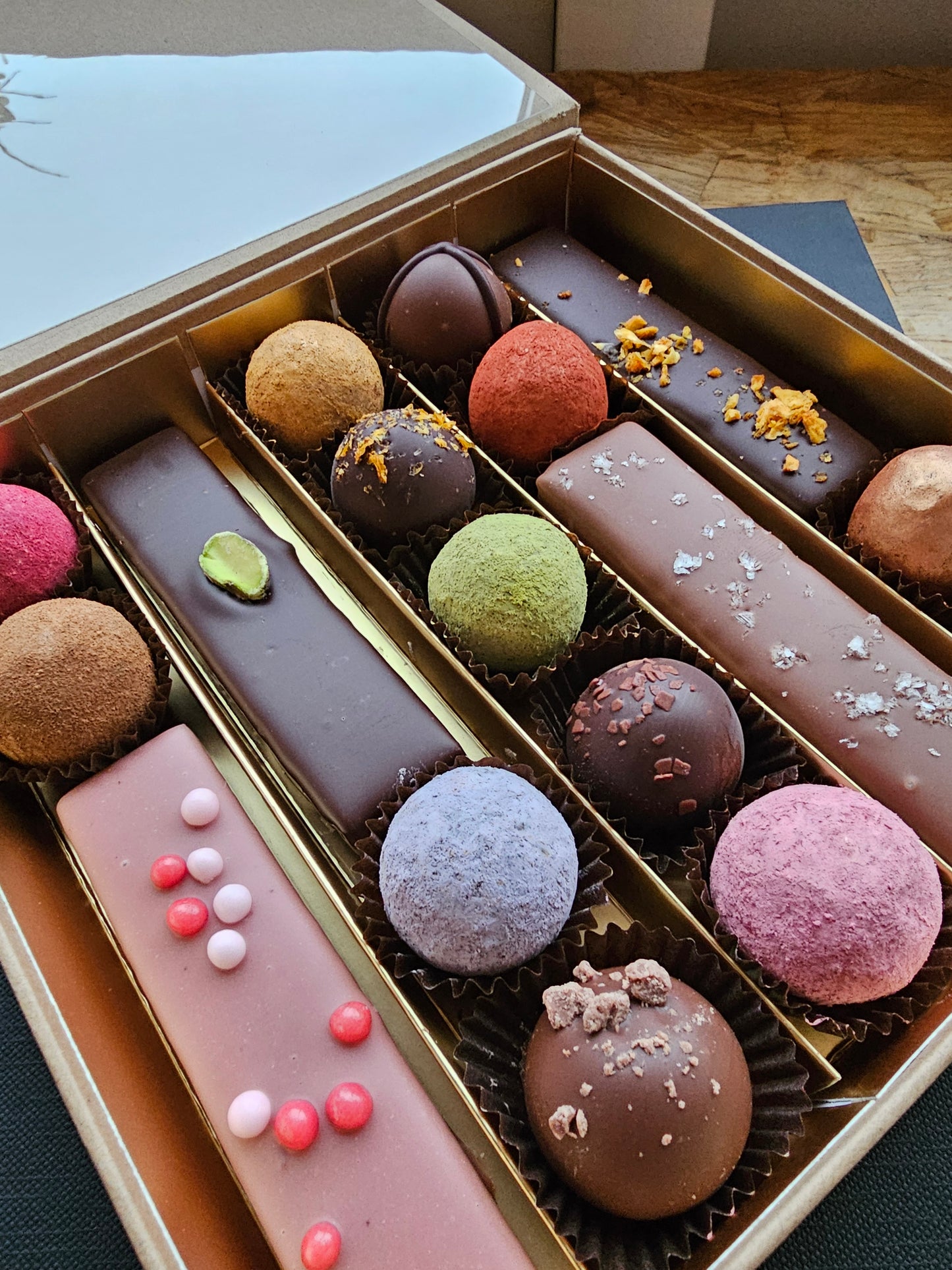 Chokoladeæske m/4 stænger og 12 stykker 350g