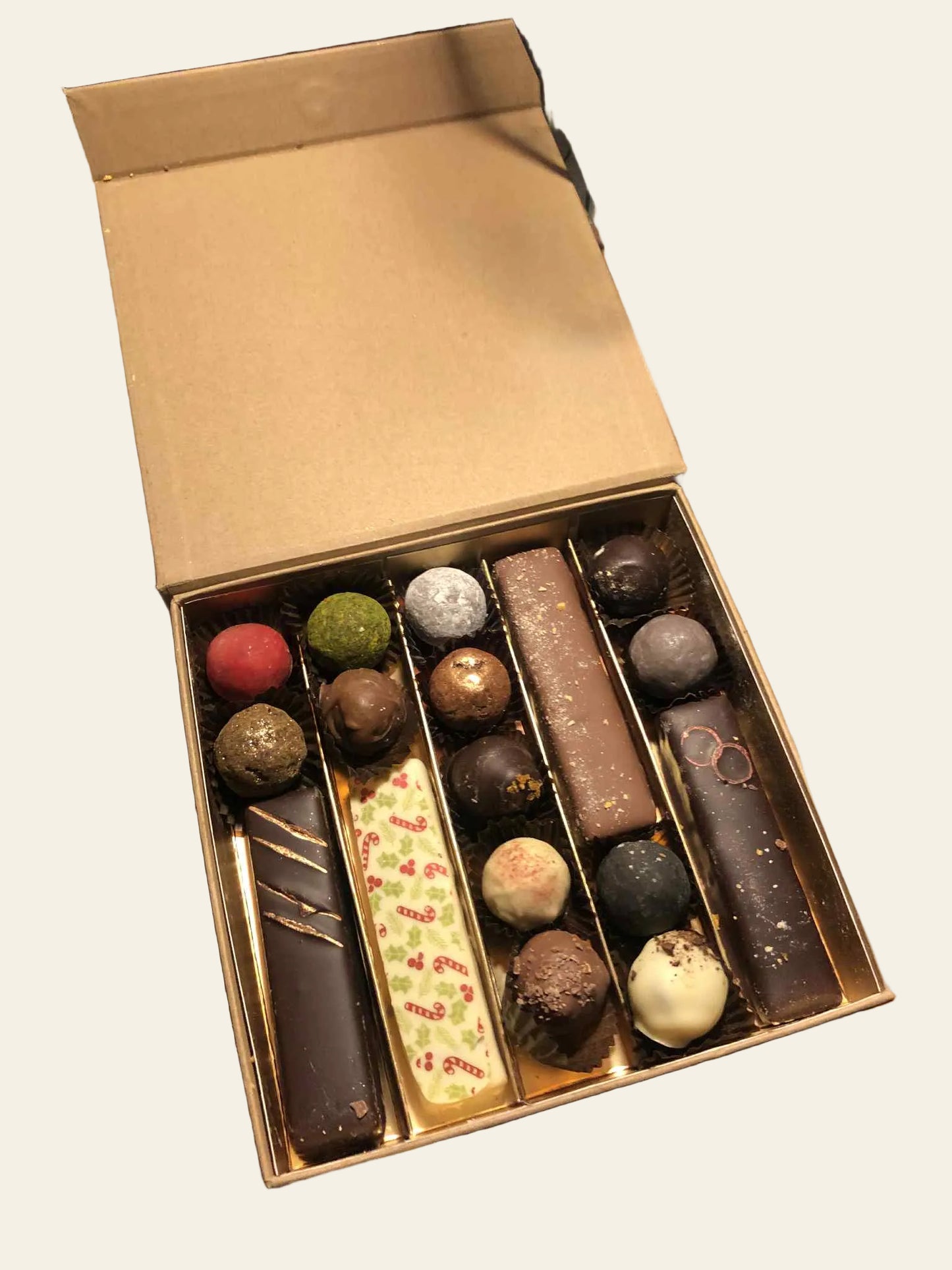 Chokoladeæske m/4 stænger og 12 stykker 350g