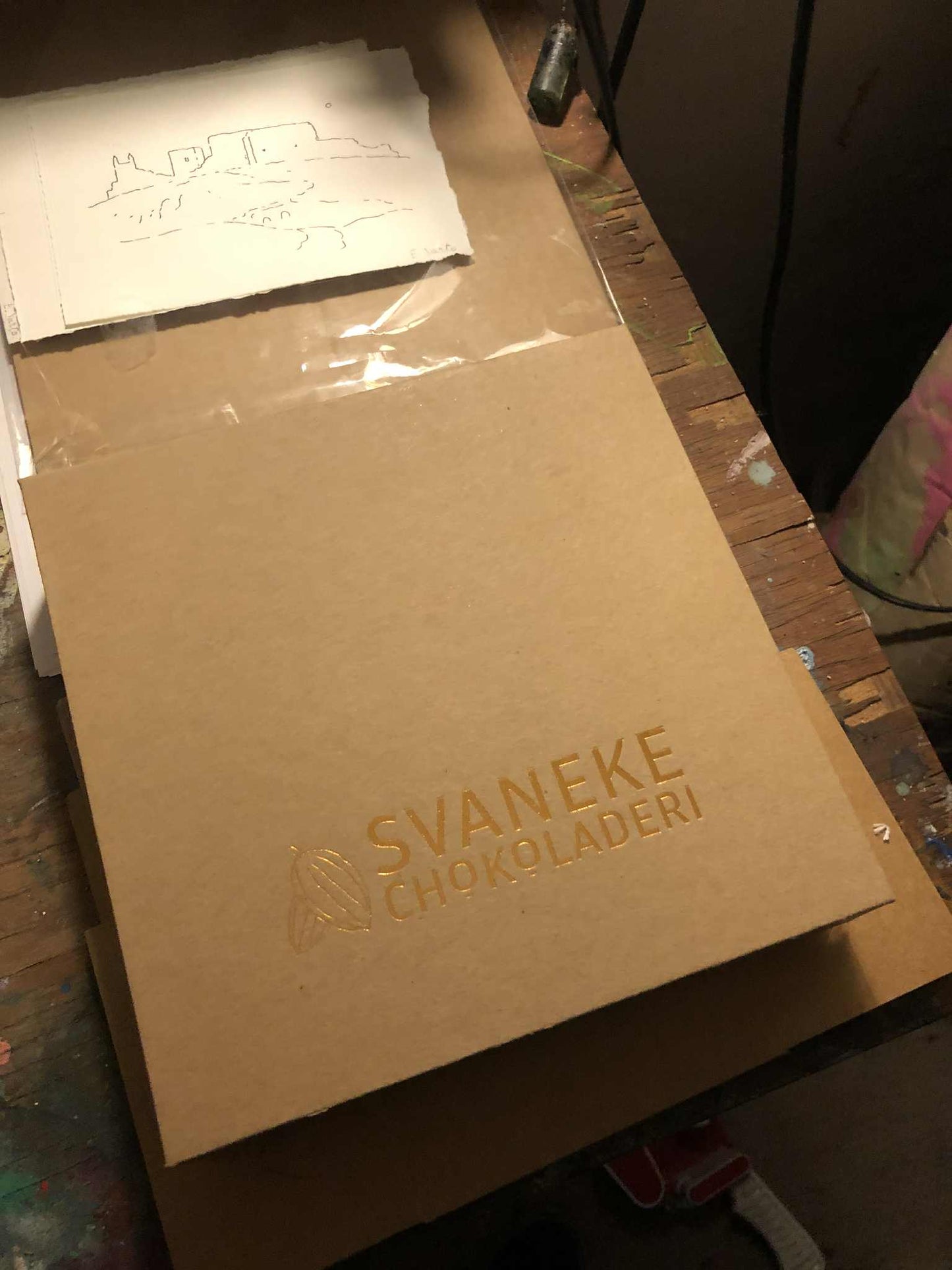 Chokoladeæske m/4 stænger og 12 stykker 350g
